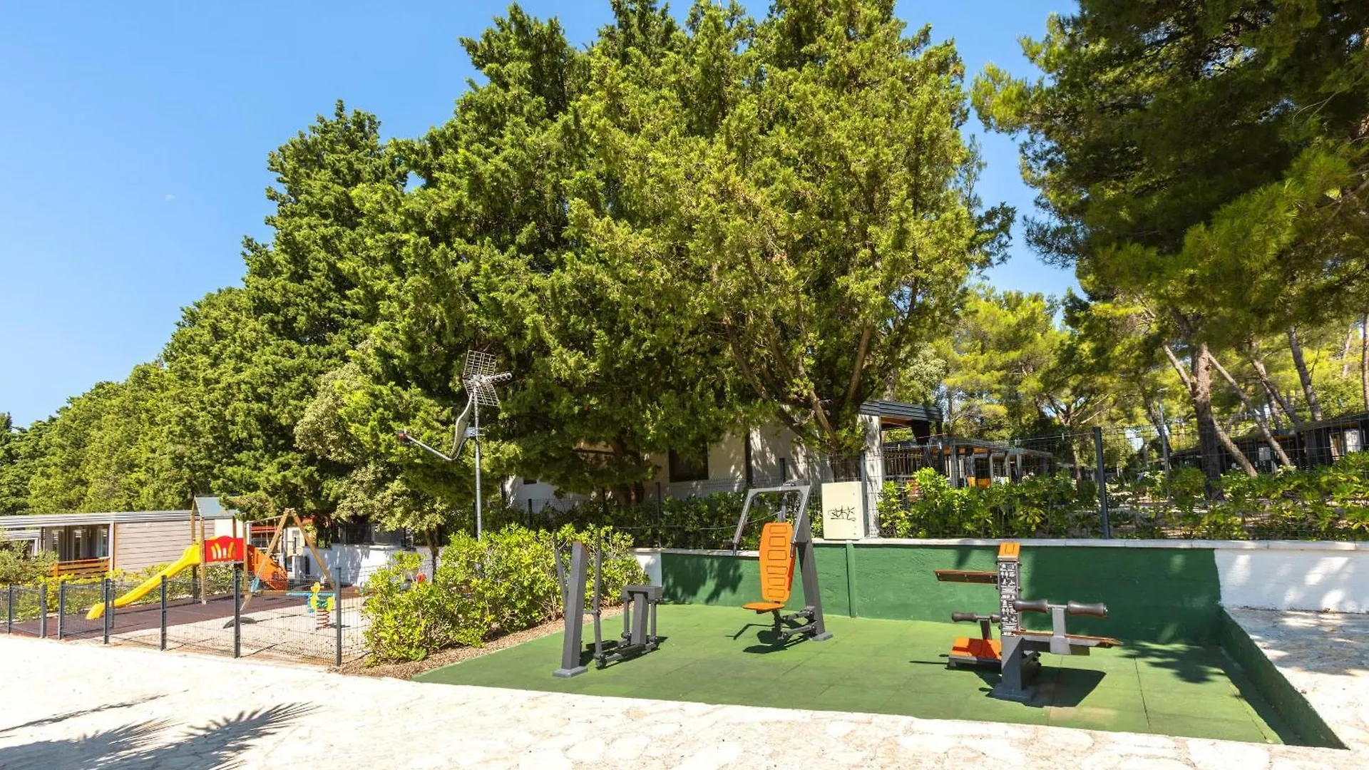 *** Tatil parkı Eurocamp Mobile Homes At Campsite Ljutic Biograd Na Moru Hırvatistan